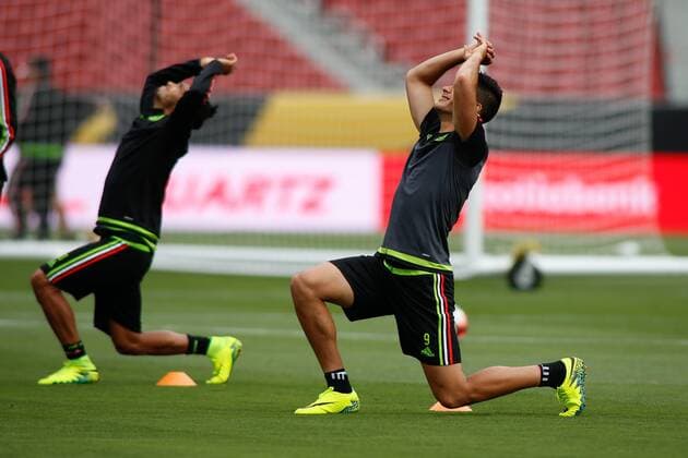Mexico Raul Jimenez (R) from the Mexico national team Nationalteam for Copa America Centenario begin their warm-ups and practice drills at Levi s Stadium in Santa Clara, USA, 17 June 2016. Mexico National Team !ACHTUNG: NUR REDAKTIONELLE NUTZUNG!  c 20160618-636018295043709408