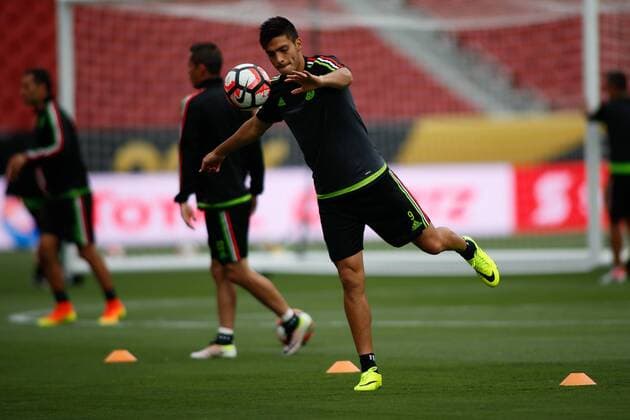 Mexico Raul Jimenez from the Mexico national team Nationalteam for Copa America Centenario begin their warm-ups and practice drills at Levi s Stadium in Santa Clara, USA, 17 June 2016. Mexico National Team !ACHTUNG: NUR REDAKTIONELLE NUTZUNG!  c 20160618-636018295073037408