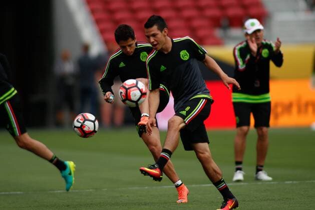 Mexico Hirving Lozano (C) from the Mexico national team Nationalteam for Copa America Centenario begin their warm-ups and practice drills at Levi s Stadium in Santa Clara, USA, 17 June 2016. Mexico National Team !ACHTUNG: NUR REDAKTIONELLE NUTZUNG!  c 20160618-636018295089105408