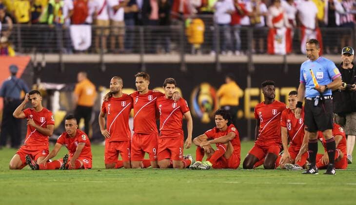 Players of Peru pray during the penalty shootout in their quarterfinal match against Colombia of 2016 Copa America soccer tournament at the Metlife Stadium in New Jersey, the United States, June 17, 2016. Colombia won in a penalty shootout with 4-2. ) (wll) (SP)US-NEW JERSEY-SOCCER-COPA AMERICA-QUARTERFINAL-PER VS COL QinxLang 