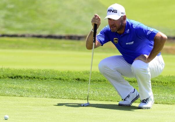Bilder des Tages - SPORT Lee Westwood lines up his punt on the 11th green at the U.S. Open golf championship at Oakmont Country Club near Pittsburgh, on June 17, 2016. Lee Westwood goes on to boogie on the hole.  OAK20160618301 ARCHIExCARPENTER
