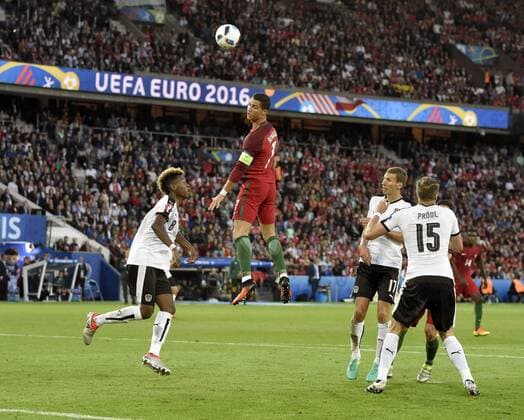 18.06.2016, Fussball EM-2016 Frankreich, Vorrunde, Portugal - Österreich, im Prinzenpark-Stadion Paris. Kopfballversuch Cristiano RONALDO (mitte, Portugal). li: David ALABA (AUT). 