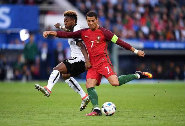 FUSSBALL EURO 2016 GRUPPE F IN PARIS Portugal - Oesterreich 18.06.2016 Cristiano Ronaldo (re, Portugal) gegen David Alaba (li, Oesterreich)