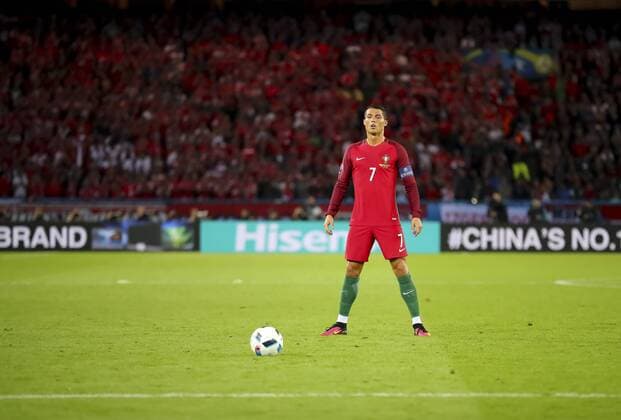 Cristiano RONALDO, Por 7 Ritual Freistoss Einzelaktion mit Ball, Ganzfigur, Freisteller, Einzelbild, Hochformat, Aktion, Ganzkörper, Einzelaufnahmen, Action Ballannahme, Ballbehandlung PORTUGAL - AUSTRIA 0-0 Group F ,Football European Championships EURO at June 18, 2016 in Paris, Parc des Princes. Fussball, Nationalteam, Oesterreich, EURO