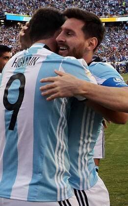 Argentina Gonzalo Higuain (L) celebrates his goal against Venezuela with his teammate Lionel Messi (R) in the Copa America quarterfinals at Gillette stadium in Foxborough, USA, 18 June 2016. Argentina Vs. Venezuela !ACHTUNG: NUR REDAKTIONELLE NUTZUNG!  FOX100 20160619-636018972136103819