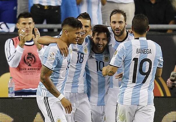 Argentina Lionel Messi (C) celebrates his goal against Venezuela in the Copa America quarterfinals at Gillette stadium in Foxborough, USA, 18 June 2016. Argentina Vs. Venezuela !ACHTUNG: NUR REDAKTIONELLE NUTZUNG!  FOX100 20160619-636019040784474430