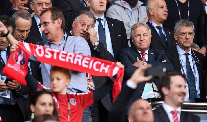 FUSSBALL EURO 2016 GRUPPE F in Paris Portugal - Oesterreich 18.06.2016 OEFB Praesident Dr. Leo Windtner (2.v.re, Oesterreich) und UEFA Interimspraesident Angel Maria Villar llona (re, Spanien)