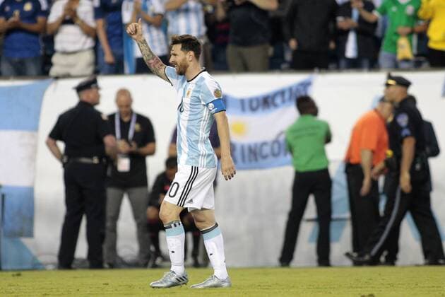 Argentina midfielder Lionel Messi (10) gives a thumbs up after scoring against Venezuela in the second half of the 2016 Copa America Centenario quarterfinal match at Gillette Stadium in Foxborough, Massachusetts on June 18, 2016. Argentina defeated Venezuela 4-1.  BOS2016061809 MATTHEWxHEALEY