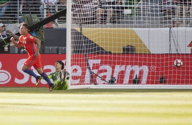 Copa America, Viertelfinale, Mexiko - Chile 0:7 June 18, 2016 - Santa Clara, California, U.S - Guillermo Ochoa 13 of Mexico is unable to stop a goal during their quarterfinal match against Chile in the Copa America Centenario 2016 football tournament held at Levis Stadium in Santa Clara, California on Saturday June 18, 2016. Chile leads 2-0 at the half. Mexico vs. Chile - ZUMAp124
