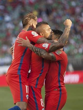 Copa America, Viertelfinale, Mexiko - Chile 0:7 June 18, 2016 - Santa Clara, California, U.S - Arturo Vidal of Chile and teammates celebrate after scoring a second goal during their quarterfinal match against Mexico in the Copa America Centenario 2016 football tournament held at Levis Stadium in Santa Clara, California on Saturday June 18, 2016. Chile leads 2-0 at the half. Mexico vs. Chile - ZUMAp124