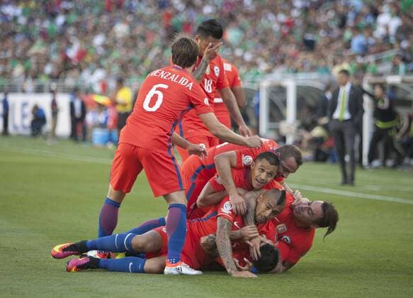 Copa America, Viertelfinale, Mexiko - Chile 0:7 June 18, 2016 - Santa Clara, California, U.S - Arturo Vidal of Chile and teammates celebrate after scoring a second goal during their quarterfinal match against Mexico in the Copa America Centenario 2016 football tournament held at Levis Stadium in Santa Clara, California on Saturday June 18, 2016. Chile leads 2-0 at the half. Mexico vs. Chile - ZUMAp124