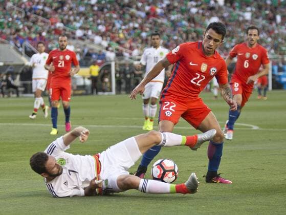Copa America, Viertelfinale, Mexiko - Chile 0:7 June 18, 2016 - Santa Clara, California, U.S - Edson Puch 22 of Chile battles for the ball with Miguel Layun of Mexico during their quarterfinal match in the Copa America Centenario 2016 football tournament held at Levis Stadium in Santa Clara, California on Saturday June 18, 2016. Chile defeats Mexico 7-0. Mexico vs. Chile - ZUMAp124