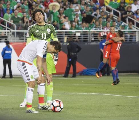 Copa America, Viertelfinale, Mexiko - Chile 0:7 June 18, 2016 - Santa Clara, California, U.S - Guillermo Ochoa 13 of Mexico reacts after Chile scores its 6th goal during their quarterfinal in the Copa America Centenario 2016 football tournament held at Levis Stadium in Santa Clara, California on Saturday June 18, 2016. Chile defeats Mexico 7-0. Mexico vs. Chile - ZUMAp124