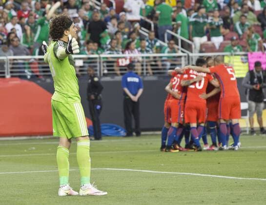 Copa America, Viertelfinale, Mexiko - Chile 0:7 June 18, 2016 - Santa Clara, California, U.S - Guillermo Ochoa 13 of Mexico reacts after Chile scores its 6th goal during their quarterfinal in the Copa America Centenario 2016 football tournament held at Levis Stadium in Santa Clara, California on Saturday June 18, 2016. Chile defeats Mexico 7-0. Mexico vs. Chile - ZUMAp124