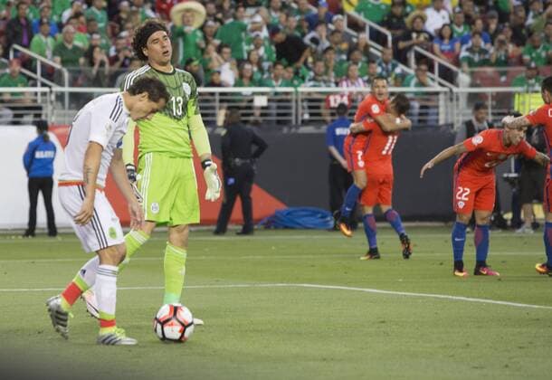 Copa America, Viertelfinale, Mexiko - Chile 0:7 June 18, 2016 - Santa Clara, California, U.S - Guillermo Ochoa 13 of Mexico reacts after Chile scores its 6th goal during their quarterfinal in the Copa America Centenario 2016 football tournament held at Levis Stadium in Santa Clara, California on Saturday June 18, 2016. Chile defeats Mexico 7-0. Mexico vs. Chile - ZUMAp124
