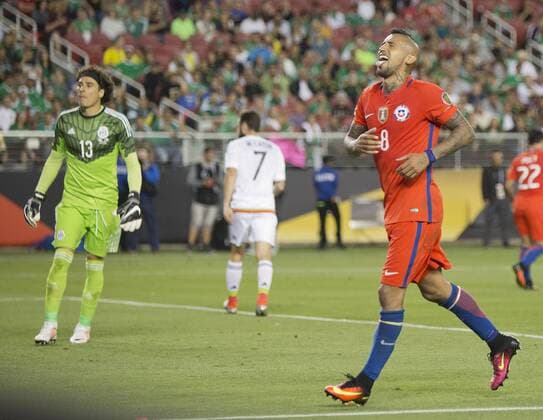 Copa America, Viertelfinale, Mexiko - Chile 0:7 June 18, 2016 - Santa Clara, California, U.S - Arturo Vidal 8 of Chile reacts after missing a shot into goalduring their quarterfinal match against Mexico in the Copa America Centenario 2016 football tournament held at Levis Stadium in Santa Clara, California on Saturday June 18, 2016. Chile defeats Mexico 7-0. Mexico vs. Chile - ZUMAp124