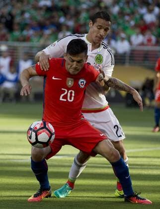 Chile s Charles Aranguz (20) screens Mexico s Jesus Duenas from the ball in the first half at COPA America Centenario quarter-finals at Levi s Stadium in Santa Clara, California on June 18, 2016. Chile annihilated Mexico 7-0.  SXP2016061803 TERRYxSCHMITT