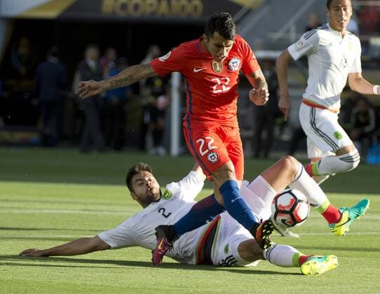 Chile s Edson Puch (22) moves the ball as Mexico s Nestor Araujo (2) tries to tackle in the first half at COPA America Centenario quarter-finals at Levi s Stadium in Santa Clara, California on June 18, 2016. Chile annihilated Mexico 7-0.  SXP2016061804 TERRYxSCHMITT
