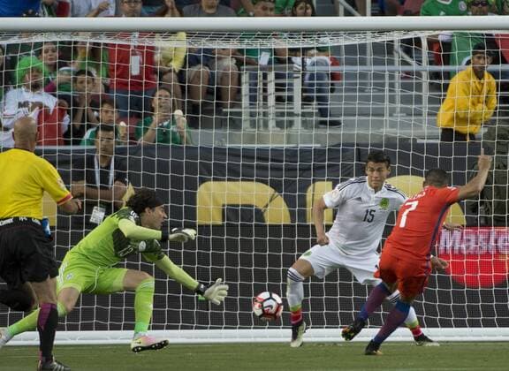Chile s Alexis Sanchez (7) puts in a goal against Mexico s goalie Guillermo Ochoa (L) in the second half at COPA America Centenario quarter-finals at Levi s Stadium in Santa Clara, California on June 18, 2016. Chile annihilated Mexico 7-0.  SXP2016061812 TERRYxSCHMITT