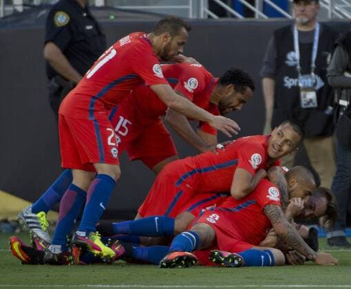 Chile celebrates the first of seven goals en route to whopping Mexico at COPA America Centenario quarter-finals at Levi s Stadium in Santa Clara, California on June 18, 2016. Chile annihilated Mexico 7-0.  SXP2016061805 TERRYxSCHMITT