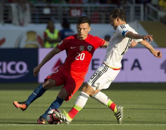 Chile s Charles Aranguz (20) and Mexico s Andres Guardado (18) battle for the ball in the first half at COPA America Centenario quarter-finals at Levi s Stadium in Santa Clara, California on June 18, 2016. Chile annihilated Mexico 7-0.  SXP2016061806 TERRYxSCHMITT