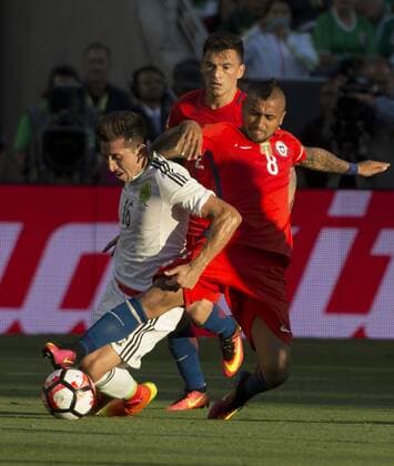Chile s Arturo Vidal (8) and Mexico s Hector Herrera battle for the ball in the first half at COPA America Centenario quarter-finals at Levi s Stadium in Santa Clara, California on June 18, 2016. Chile annihilated Mexico 7-0.  SXP2016061808 TERRYxSCHMITT