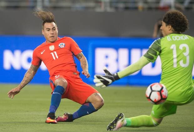 Bilder des Tages - SPORT Copa America, Hoffenheims Vargas erzielt gegen Mexiko vier Tore Eduardo Vargas (L) of Chile scores during the quarterfinal match against Mexico of 2016 Copa America soccer tournament at the Levi s Stadium in Santa Clara, California, the United States, June 18, 2016. Chile won 7-0. Yang Lei)(wll) (SP)US-SANTA CLARA-SOCCER-COPA AMERICA-QUARTERFINAL-MEX VS CHI YangxLeixC 