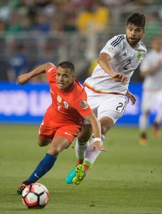 Alexis Sanchez (L) of Chile breaks through during the quarterfinal match against Mexico of 2016 Copa America soccer tournament at the Levi s Stadium in Santa Clara, California, the United States, June 18, 2016. Chile won 7-0. Yang Lei)(wll) (SP)US-SANTA CLARA-SOCCER-COPA AMERICA-QUARTERFINAL-MEX VS CHI YangxLeixC 