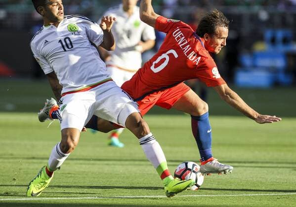 Jesus Manuel Corona (L) of Mexico vies with Jose Pedro Fuenzalida of Chile during their quarterfinal match of 2016 Copa America soccer tournament at the Levi s Stadium in Santa Clara, California, the United States, June 18, 2016. Mexico lost 0-7. )(wll) (SP)US-SANTA CLARA-SOCCER-COPA AMERICA-QUARTERFINAL-MEX VS CHI ZhaoxHanrong 