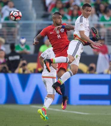 Arturo Vidal (L) of Chile vies with Paul Aguilar of Mexico during their quarterfinal match of 2016 Copa America soccer tournament at the Levi s Stadium in Santa Clara, California, the United States, June 18, 2016. Chile won 7-0. Yang Lei)(wll) (SP)US-SANTA CLARA-SOCCER-COPA AMERICA-QUARTERFINAL-MEX VS CHI YangxLeixC 