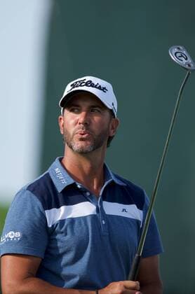 June 18, 2016: Scott Piercy reacts to the crowd on an adjacent hole during the third round of golf at the US Open at Oakmont Country Club in Pittsburgh, PA. (Photo by Shelley Lipton Icon Sportswire) GOLF: JUN 18 PGA Golf Herren - US Open - Third Round Icon160618067 EDITORIAL USE ONLY