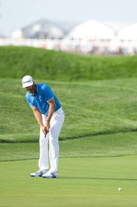 June 18, 2016: Dustin Johnson putts on the fourth green during the third round of golf at the US Open at Oakmont Country Club in Pittsburgh, PA. (Photo by Shelley Lipton Icon Sportswire) GOLF: JUN 18 PGA Golf Herren - US Open - Third Round Icon160618061 EDITORIAL USE ONLY