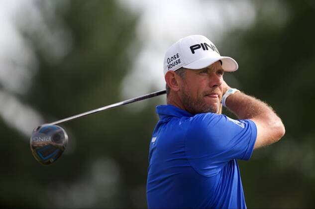 June 18, 2016: Lee Westwood watches his drive on the third tee during the third round of golf at the US Open at Oakmont Country Club in Pittsburgh, PA. (Photo by Shelley Lipton Icon Sportswire) GOLF: JUN 18 PGA Golf Herren - US Open - Third Round Icon160618019 EDITORIAL USE ONLY