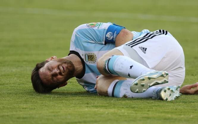 18 June 2016: Argentina forward Lionel Messi (10) lays on the pitch hurt. Argentina defeated Venezuela 4-1 in the semi-final match in the 2016 Copa America Centenario at Gillette Stadium in Foxborough, Massachusetts. (Photograph by Corey Silvia Icon Sportswire) SOCCER: JUN 18 Copa America Centenario - Quarterfinal - Argentina v Venezuela Icon0618160015 EDITORIAL USE ONLY