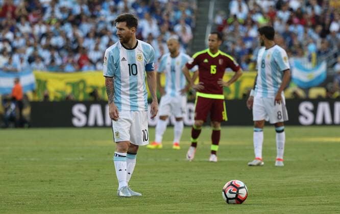 18 June 2016: Argentina forward Lionel Messi (10) lines up for a free kick on Saturday. Argentina defeated Venezuela 4-1 in the semi-final match in the 2016 Copa America Centenario at Gillette Stadium in Foxborough, Massachusetts. (Photograph by Corey Silvia Icon Sportswire) SOCCER: JUN 18 Copa America Centenario - Quarterfinal - Argentina v Venezuela Icon0618160016 EDITORIAL USE ONLY