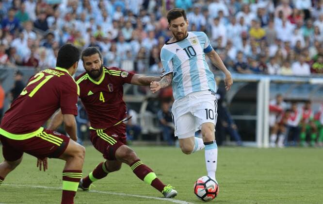 18 June 2016: Argentina forward Lionel Messi (10) moves past Venezuela defender Oswaldo Vizcarrondo (4) in the first half of play. Argentina defeated Venezuela 4-1 in the semi-final match in the 2016 Copa America Centenario at Gillette Stadium in Foxborough, Massachusetts. (Photograph by Corey Silvia Icon Sportswire) SOCCER: JUN 18 Copa America Centenario - Quarterfinal - Argentina v Venezuela Icon0618160006 EDITORIAL USE ONLY