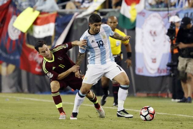 18 June 2016: Venezuela midfielder Juan Pablo Anor (11) tries to slow down Argentina midfielder Ever Banega (19). Argentina defeated Venezuela 4-1 in the quarterfinal of the 2016 Copa America Centenario at Gillette Stadium in Foxborough, Massachusetts. (Photograph by Fred Kfoury III Icon Sportswire) SOCCER: JUN 18 Copa America Centenario - Quarterfinal - Argentina v Venezuela Icon482160618032 EDITORIAL USE ONLY