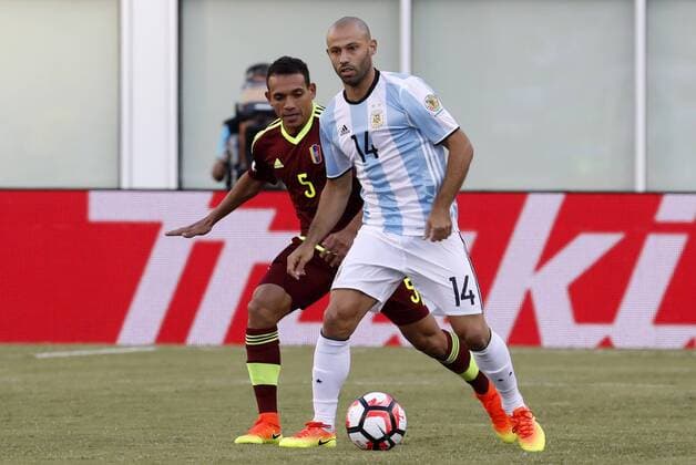 18 June 2016: Argentina midfielder Javier Mascherano (14) looks for help watched by Venezuela midfielder Arquimedes Figuera (5). Argentina defeated Venezuela 4-1 in the quarterfinal of the 2016 Copa America Centenario at Gillette Stadium in Foxborough, Massachusetts. (Photograph by Fred Kfoury III Icon Sportswire) SOCCER: JUN 18 Copa America Centenario - Quarterfinal - Argentina v Venezuela Icon482160618011 EDITORIAL USE ONLY