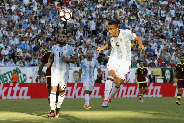 18 June 2016: Argentina defender Gabriel Mercado (4) heads the ball from danger. Argentina defeated Venezuela 4-1 in the quarterfinal of the 2016 Copa America Centenario at Gillette Stadium in Foxborough, Massachusetts. (Photograph by Fred Kfoury III Icon Sportswire) SOCCER: JUN 18 Copa America Centenario - Quarterfinal - Argentina v Venezuela Icon482160618017 EDITORIAL USE ONLY