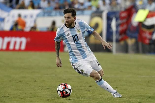 18 June 2016: Argentina forward Lionel Messi (10) cuts with the ball. Argentina defeated Venezuela 4-1 in the quarterfinal of the 2016 Copa America Centenario at Gillette Stadium in Foxborough, Massachusetts. (Photograph by Fred Kfoury III Icon Sportswire) SOCCER: JUN 18 Copa America Centenario - Quarterfinal - Argentina v Venezuela Icon482160618001 EDITORIAL USE ONLY