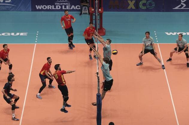 Volleyball, World League, Spanien - Deutschland Spanish Juan Manuel Gonzalez (C-L) in action next to Tom Strohbach (C-R) of Germany during their match of the FIVB Volleyball World League between Mexico and Spain at the Gimnasio Olimpicio Juan de la Barrera in Mexico City, Mexico, 17 June 2016. Spain vs Germany !ACHTUNG: NUR REDAKTIONELLE NUTZUNG!  20160619-636019450885341946