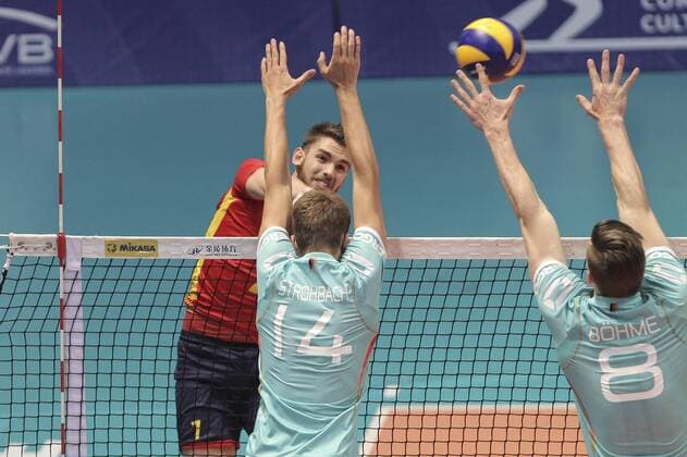 Volleyball, World League, Spanien - Deutschland Spanish Andres Villena (L) in action next to Tom Strohbach (C) and Marcus Böhme (R) of Germany during their match of the FIVB Volleyball World League between Mexico and Spain at the Gimnasio Olimpicio Juan de la Barrera in Mexico City, Mexico, 17 June 2016. Spain vs Germany !ACHTUNG: NUR REDAKTIONELLE NUTZUNG!  20160619-636019452893290534