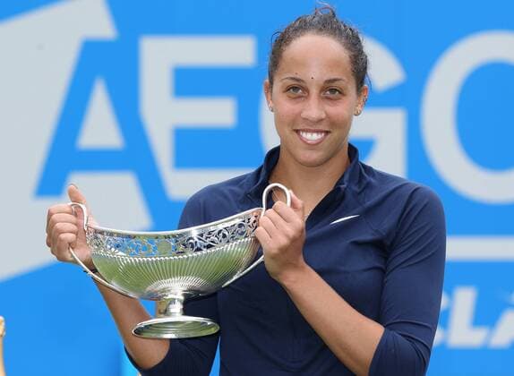Tennis, Madison Keys gewinnt WTA Turnier in Birmingham TENNIS - ATP Tennis Herren Aegon Championships BIRMINGHAM,ENGLAND,19.JUN.16 - TENNIS - ATP World Tour, Aegon Championships. Image shows Madison Keys (USA). Keywords: award ceremony, trophy. GEPAxpictures xAlanxGrieves