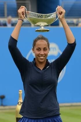 Tennis, Madison Keys gewinnt WTA Turnier in Birmingham June 19, 2016 - Birmingham, Warwickshire, England - MADISON KEYS of the United States with the Maud Watson trophy after winning the Aegon Classic Birmingham tennis tournament. Tennis 2016 - Aegon Classic Birmingham - Day 7 - ZUMAl132