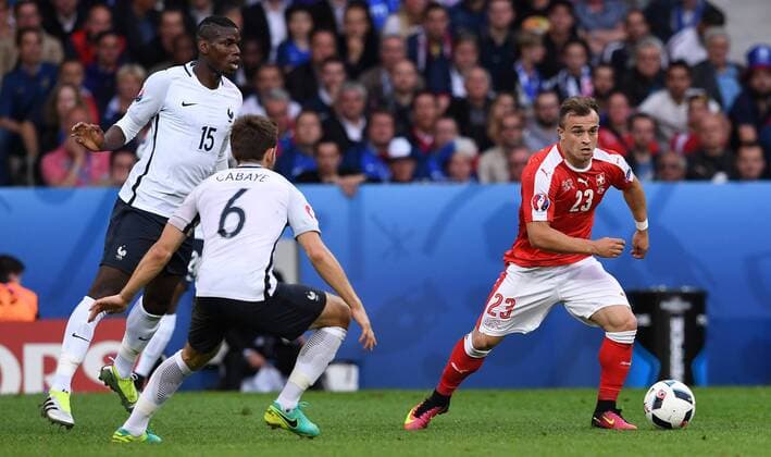 EURO 2016, Schweiz - Frankreich FUSSBALL EURO 2016 GRUPPE A IN LILLE Schweiz - Frankreich 19.06.2016 Xherdan Shaqiri (re, Schweiz) enteilt Paul Pogba (li) und Yohan Cabaye (Mitte, beide Frankreich)