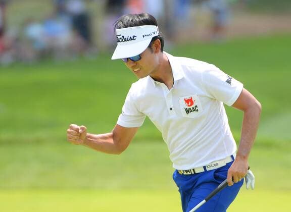 Kevin Na reacts after making a par saving putt on the 2nd hole in the final round at the U.S. Open at Oakmont Country Club near Pittsburgh, Pennsylvania on June 19, 2016.  OAK20160619901 PATxBENIC