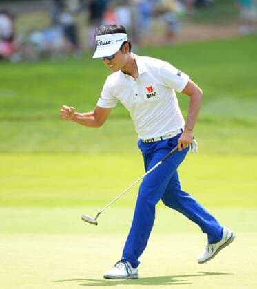Kevin Na reacts after making a par saving putt on the 2nd hole in the final round at the U.S. Open at Oakmont Country Club near Pittsburgh, Pennsylvania on June 19, 2016.  OAK20160619902 PATxBENIC