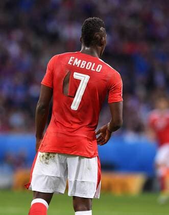 EURO 2016, Schweiz - Frankreich, auch Embolo mit kaputtem Trikot FUSSBALL EURO 2016 GRUPPE A IN LILLE Schweiz - Frankreich 19.06.2016 Bei dem Trikot von Breel Embolo (Schweiz) fehlt es an einer Stelle etwas an der Materialdichte