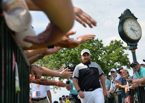 Patrons hold out there hands as Shane Lowry of England walks to the first tee box in the final round at the U.S. Open at Oakmont Country Club near Pittsburgh, Pennsylvania on June 19, 2016.  OAK20160619807 KEVINxDIETSCH