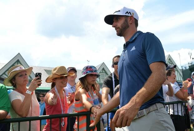 Patrons hold out there hands as Dustin Johnson walks to the first tee box in the final round at the U.S. Open at Oakmont Country Club near Pittsburgh, Pennsylvania on June 19, 2016.  OAK20160619808 KEVINxDIETSCH
